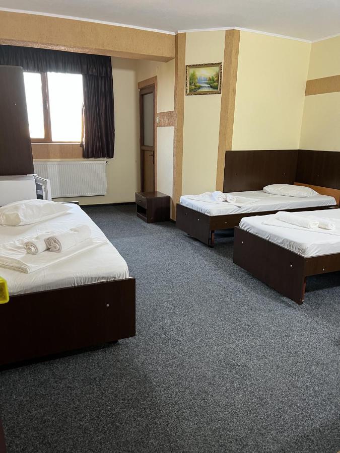 Hotel Monte Carlo Питещ Екстериор снимка