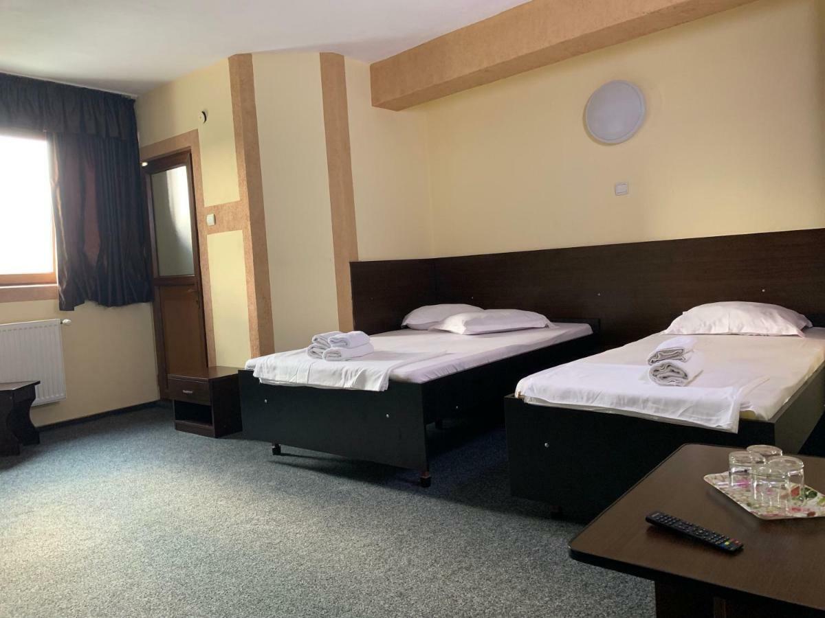 Hotel Monte Carlo Питещ Екстериор снимка